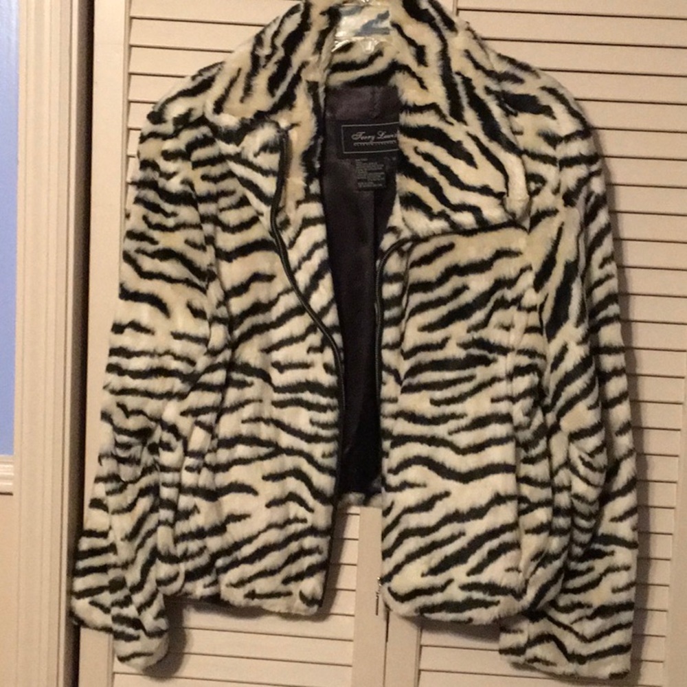 EUC,Terry Lewis design,Faux Tiger fur, Ivory and Black,size 1X, Cropped jacket